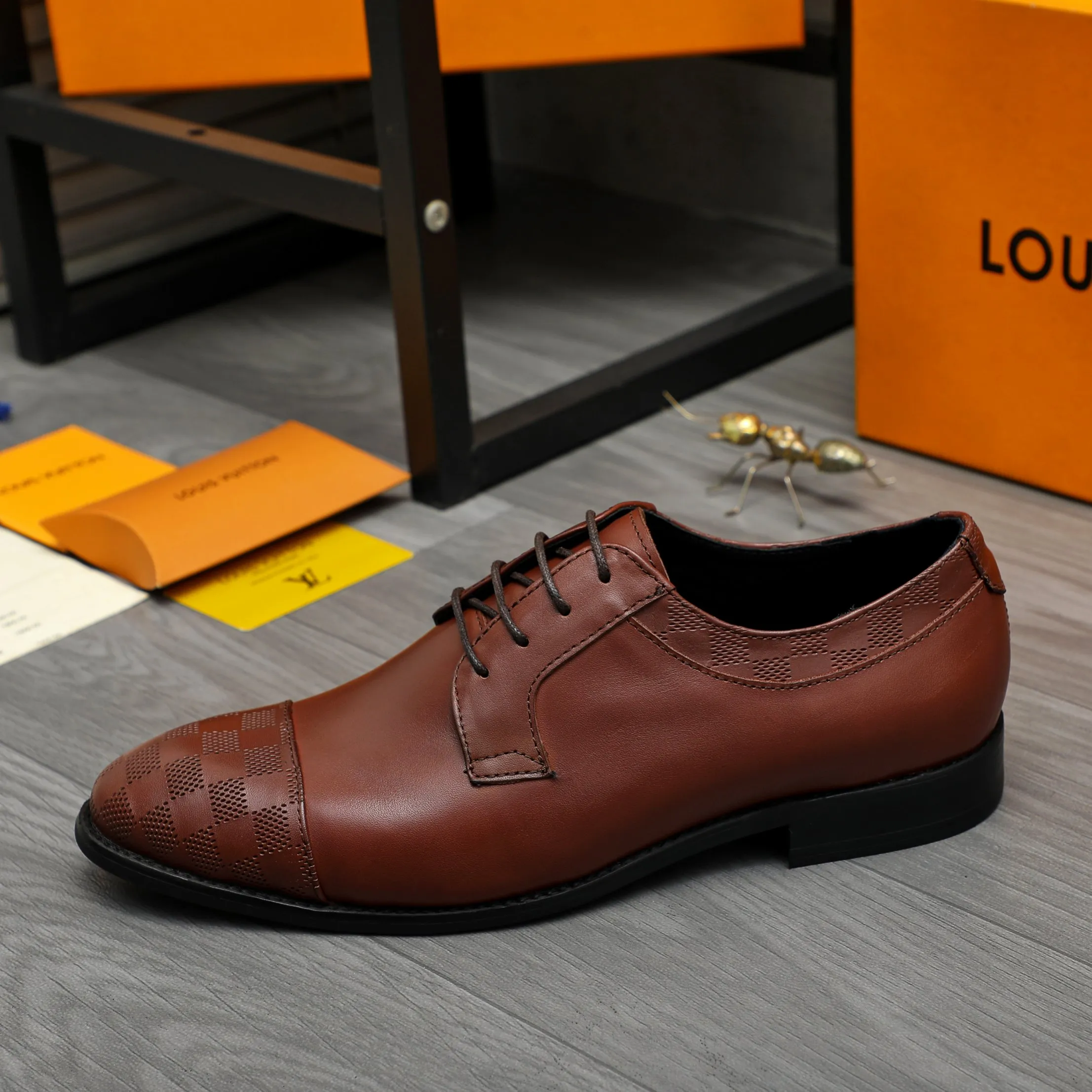 Men's shoes 💰p460 Product trademark: LV (Louis Vuitton) business lace-up leather shoes True size: 39-44 Product material: Selected cowhide stitching classic embossed upper, cowhide lining, original rubber outsole